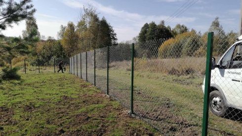 Фото забора из сетки рабица в натяжку